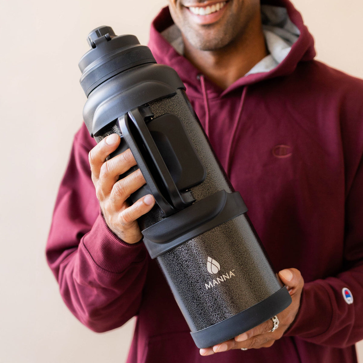 4l-titan-bottle-135-oz-e1 5Manna_Website_Lifestyles-29.jpg